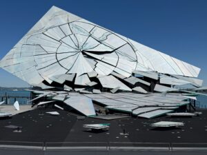 Bühnenbild der zerbrochene Spiegel - La traviata -